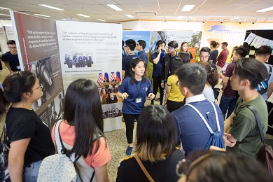 Jóvenes de la SGS guían a los visitantes por la exposición.