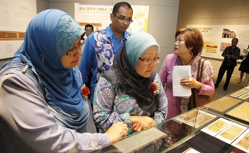 穆斯林妇女在展览厅里参观《法华经》写本。