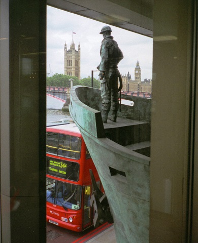 Estatua de un marino en la proa de un barco con el Big Ben y el Palacio de Westminster al fondo