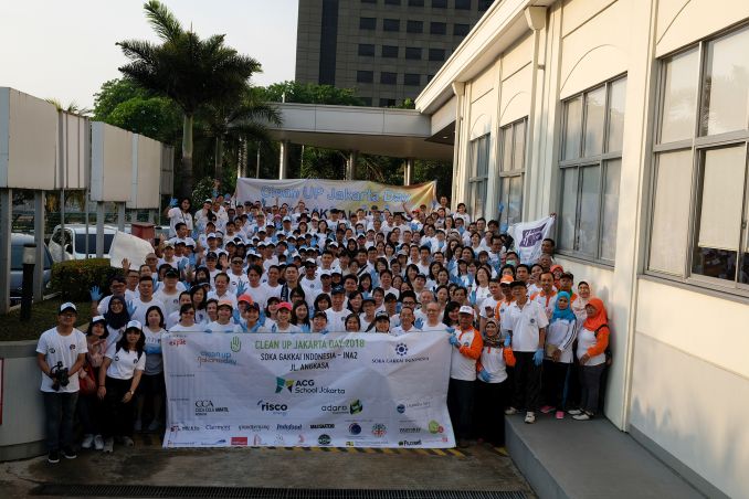 Miembros y amigos de la Soka Gakkai de Indonesia en el Día de Limpieza de Yakarta