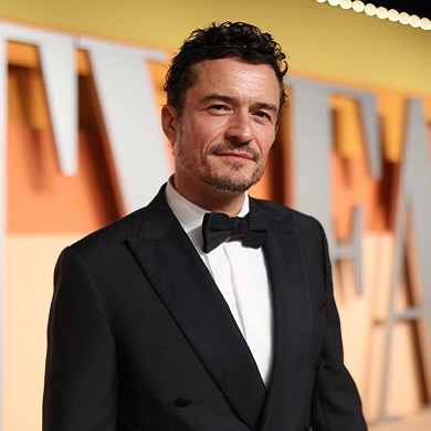 Orlando Bloom wearing a tuxedo at the 2025 Vanity Fair Oscar Party in California, USA.