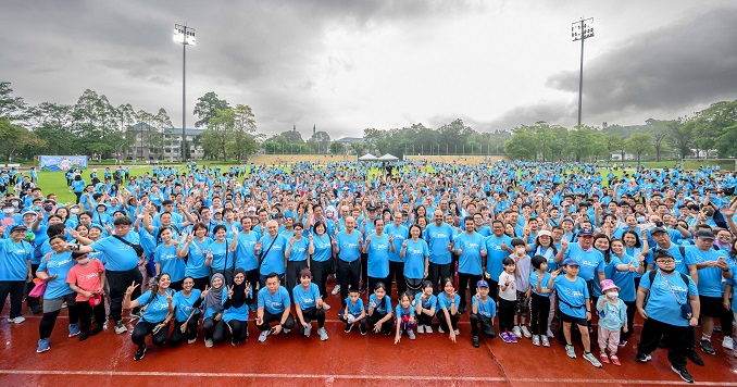 Participants of a marathon posing for a group photo.