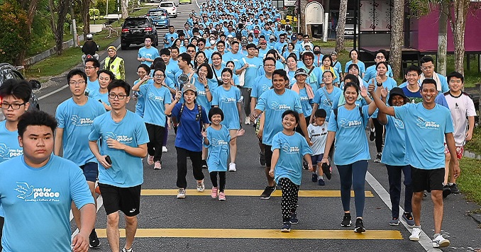 街上充滿穿著藍色「和平之跑」紀念衫的人流。