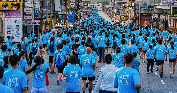 整條街上有數千名「和平之跑」的跑者穿著印有「Act Now」（即刻行動）字樣的藍色T恤。