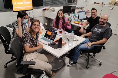 Un grupo de jóvenes sentados en una mesa posan para la foto.