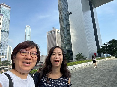 Dos mujeres posan juntas para una foto al aire libre.