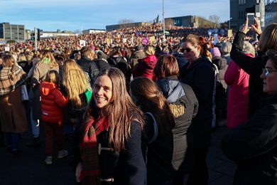 Una enorme cantidad de personas en una manifestación.