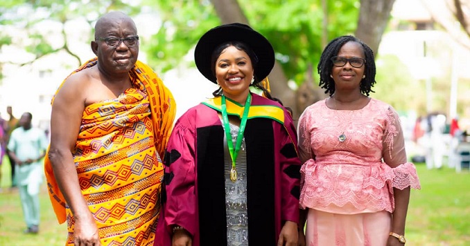 Graduation commemorative photo, three people looking happy